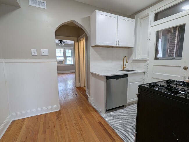 Building Photo - Move-In Special! Freshly Updated Southampt...
