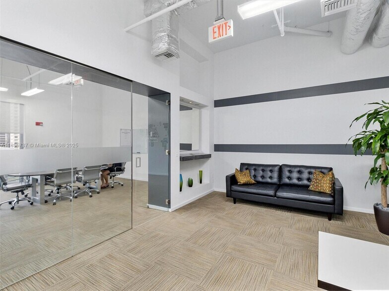 Building Photo - 1060 Brickell Ave