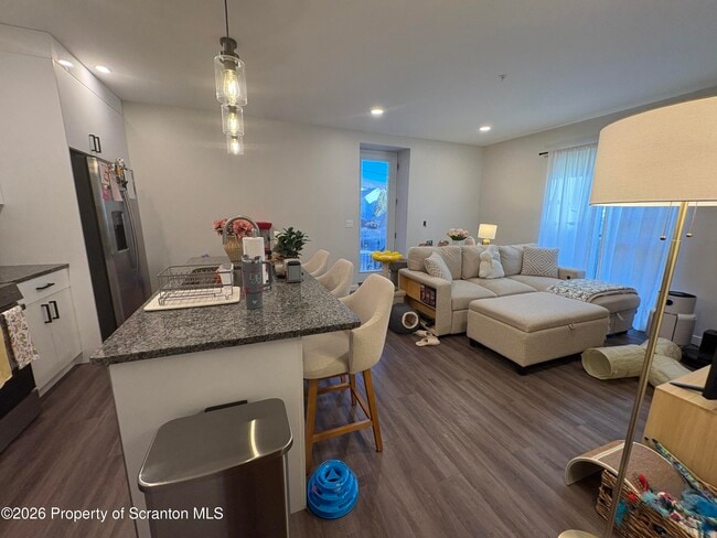 Building Photo - 633 Main St