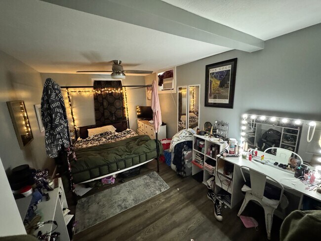 Building Photo - Newly updated 2 bedroom apartment