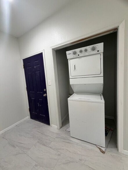 Building Photo - 425 Thornton St