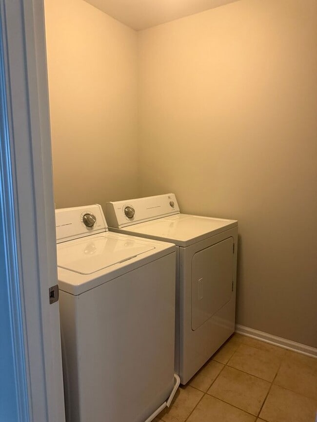 Building Photo - Charming 3-bedroom, 2-bath home located in...