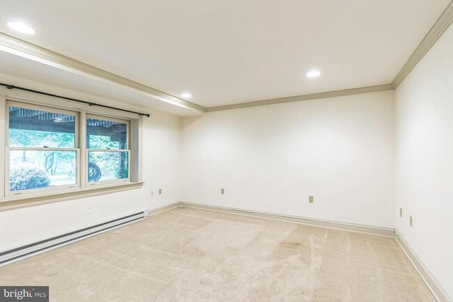 Building Photo - 1720 Honeysuckle Ln