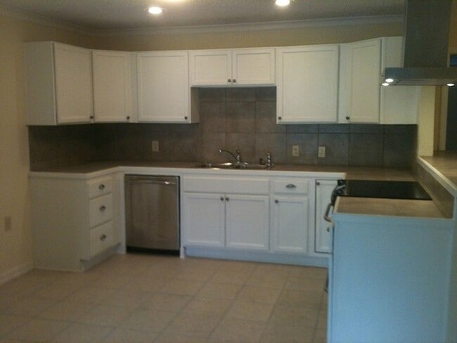 Building Photo - Central 3BR Home