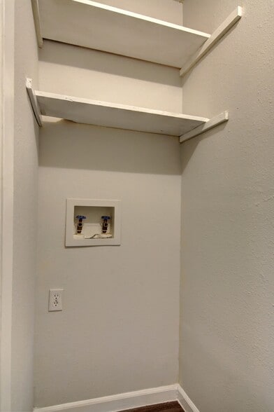 Building Photo - 410 Vista W Ct