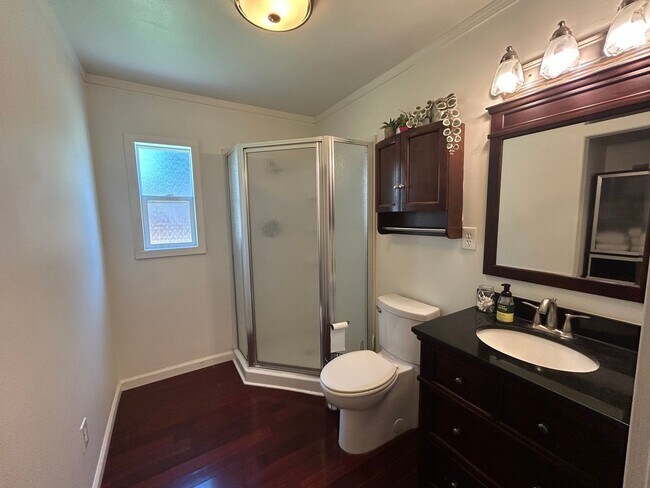 Building Photo - 2 bed, 1 bath, Bonus Room with Built-in Bar