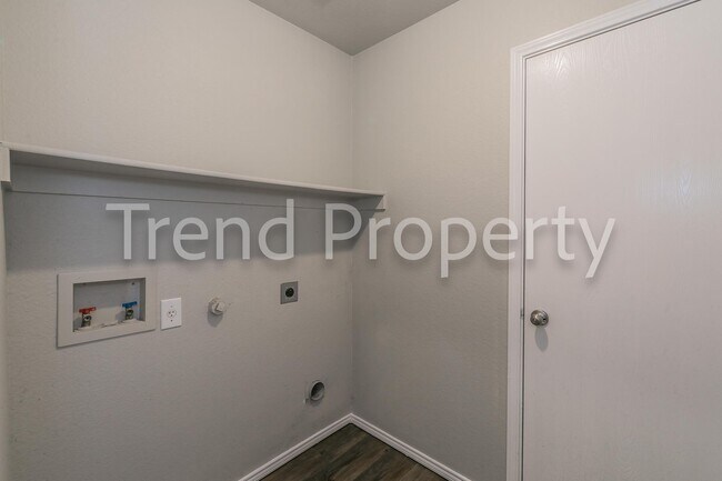 Building Photo - Beautiful Single Story 4 bedroom in Burles...