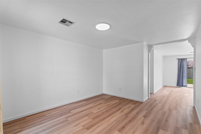 Building Photo - 5607 Viking Dr