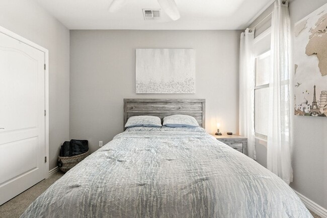 Building Photo - Beautiful condo with mountain views in gated community