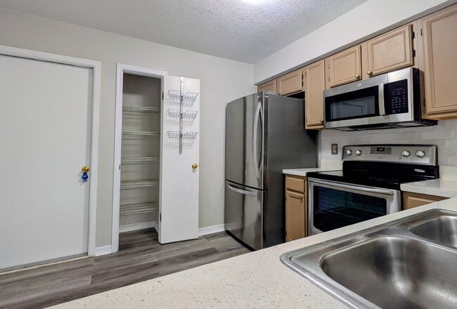 Building Photo - "$300 OFF MOVE-IN SPECIAL! Spacious 3-Bed, 2.5 Bath Townhouse Nestled in the Heart of East Arling...