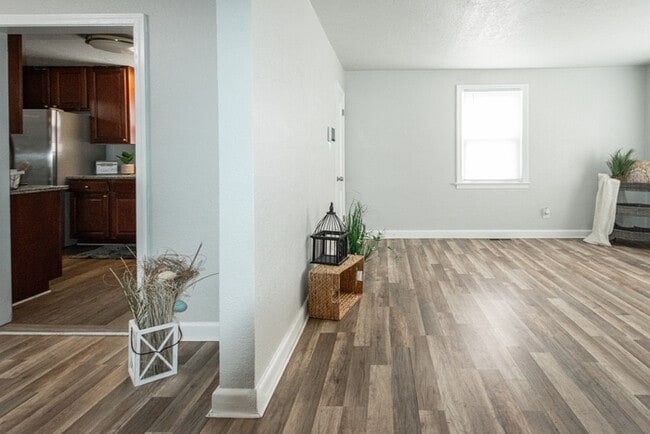 Building Photo - Charming 4-bedroom Cape Cod residence.