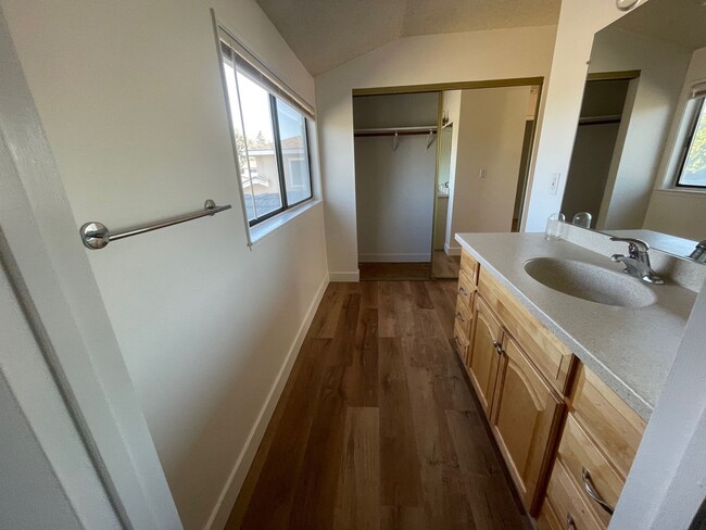 Building Photo - 5 bedroom Pet Friendly remodeled home in P...