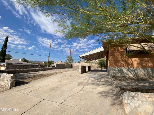 Building Photo - 1243 Dakota St