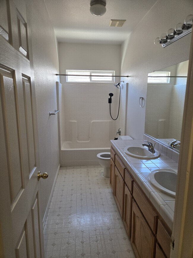 Building Photo - 561 Bluejay Ave