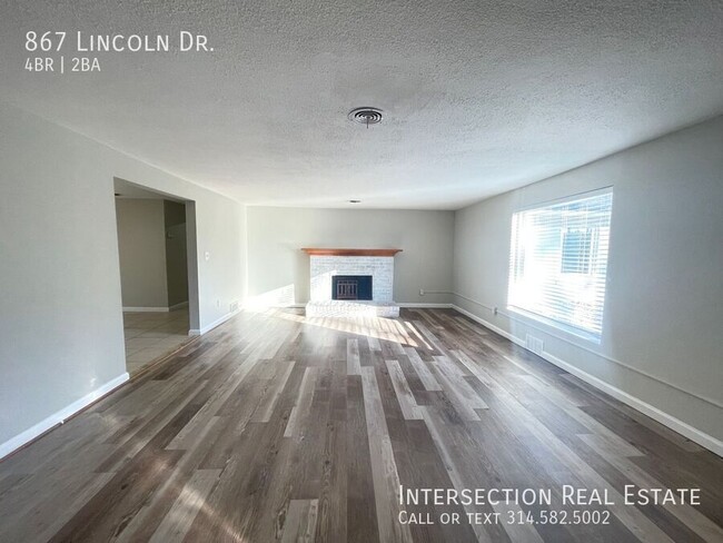 Building Photo - Fully Renovated 4 Bed/1.5 Bath w/ Spacious...