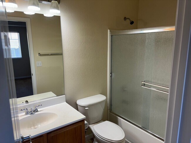 Building Photo - Townhome with city views