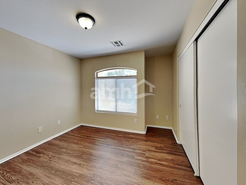 Building Photo - 9216 E Keats Ave