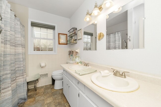 Building Photo - Four Bedroom Home in Portage