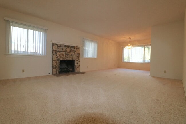 Building Photo - 3/2 house in North Clairemont! 2 car garag...
