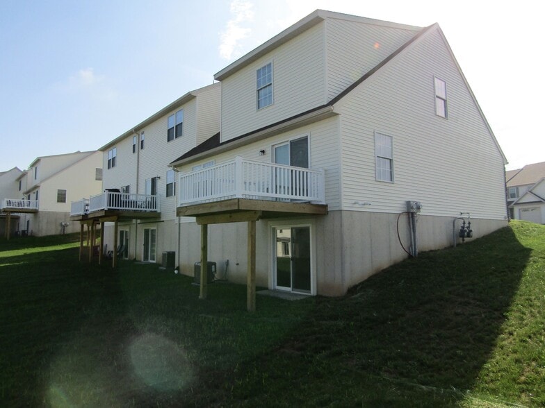 Building Photo - 2 Maize Cir