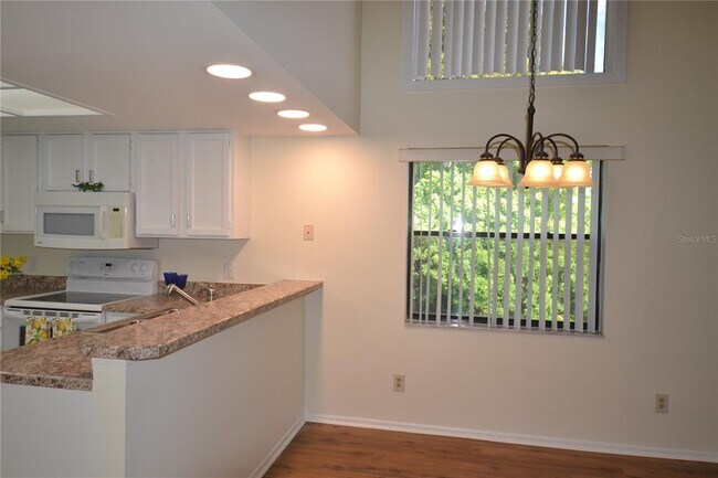 Building Photo - 226 Woodlake Wynde