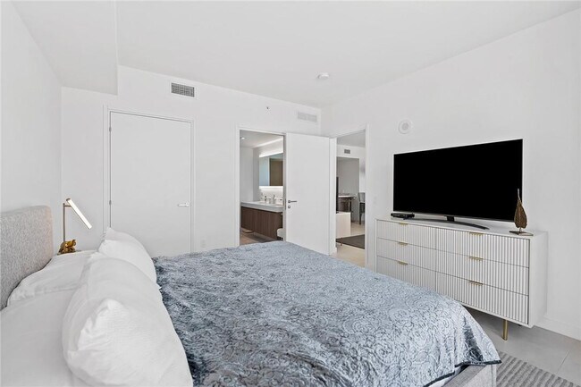 Building Photo - 401 N Birch Rd