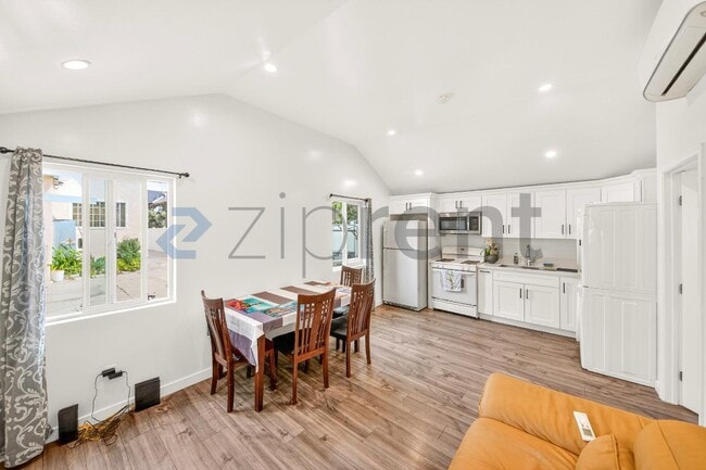 Building Photo - 2431 S Catalina St