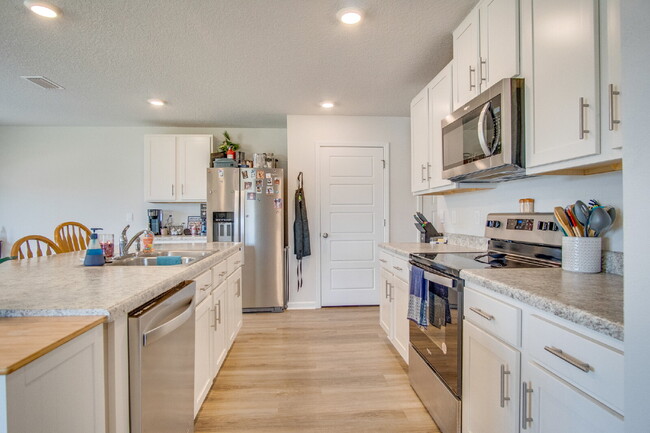 Building Photo - Spacious 4BR Home with 2-Car Garage Near M...