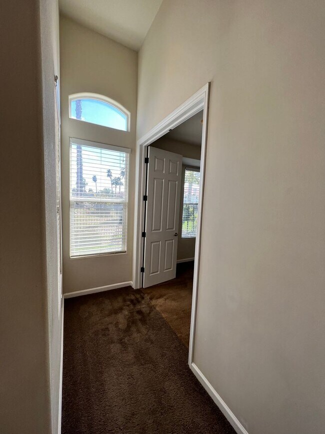 Building Photo - Beautiful 4 Bedroom Home in the Villas Gat...