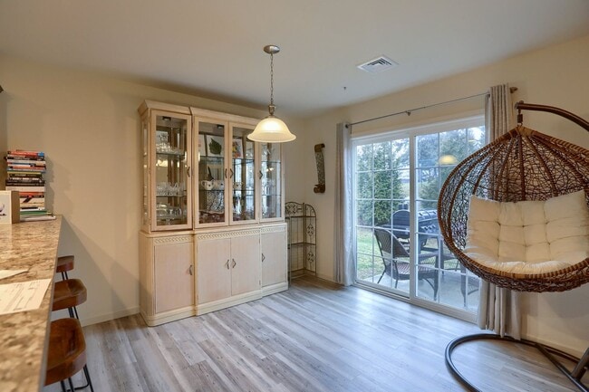 Building Photo - Furnished 3 bedroom townhome