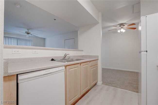Building Photo - 6955 N Durango Dr