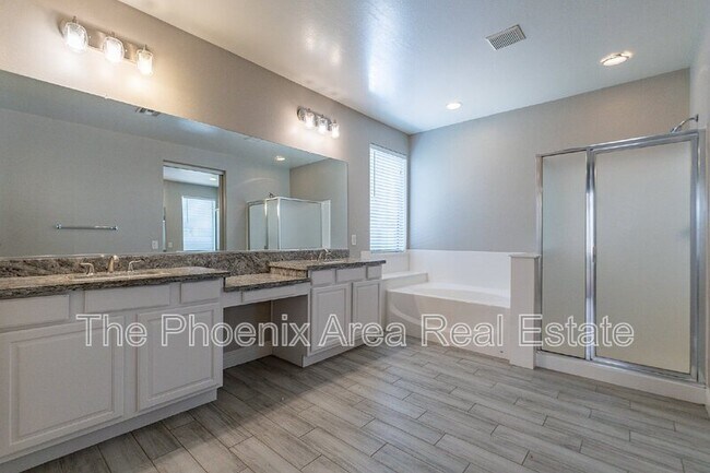 Building Photo - 2741 E Yellowstone Pl