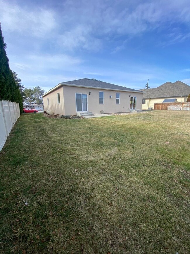 Building Photo - April Rent FREE - Triple Car Garage