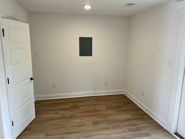 Building Photo - Brand new rental