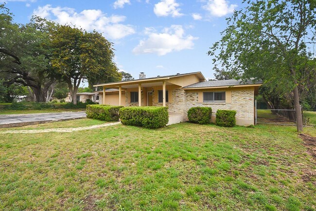 Building Photo - Charming 2-Bed Retreat Near Landa Park & t...