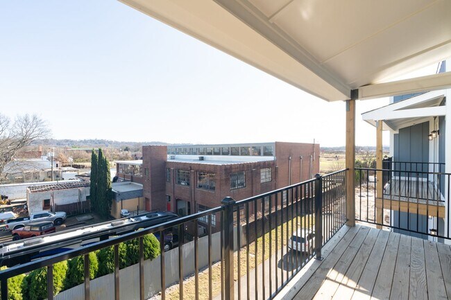 Building Photo - Modern 4 Bedroom Townhome in Southside Chattanooga