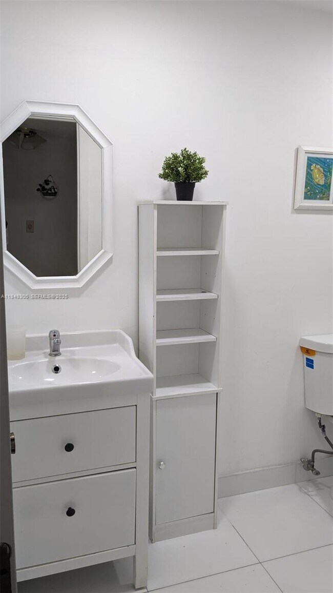 Building Photo - 917 NE 199th St