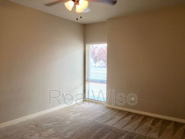 Building Photo - 502 SW Evergreen Ave