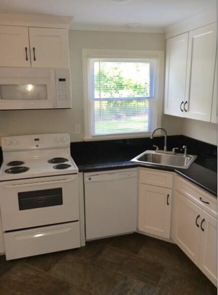 Kitchen - 24 Hobart Ln