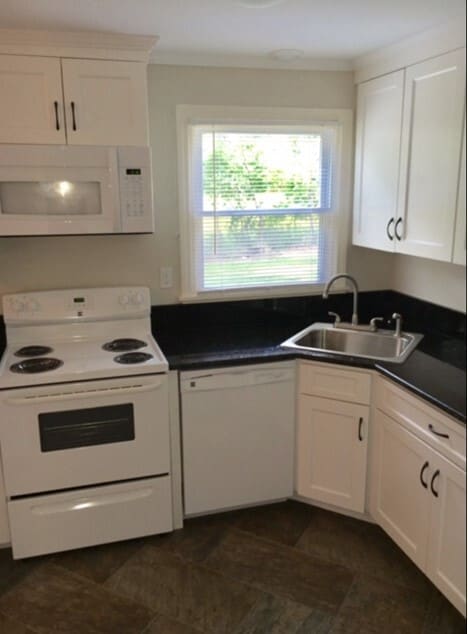 Kitchen - 24 Hobart Ln