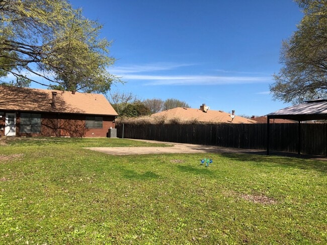 Building Photo - 210 E Denton Dr