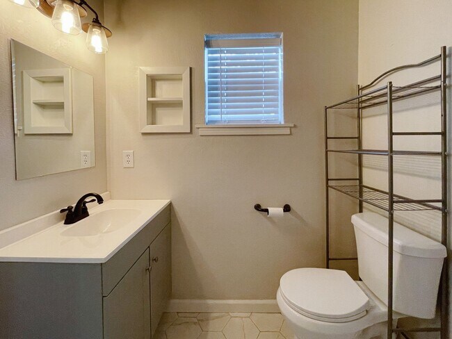 Building Photo - Beautiful 2 bedroom in Collinsville
