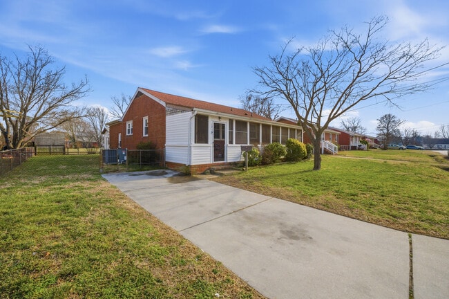 Building Photo - 1210 Pansy St