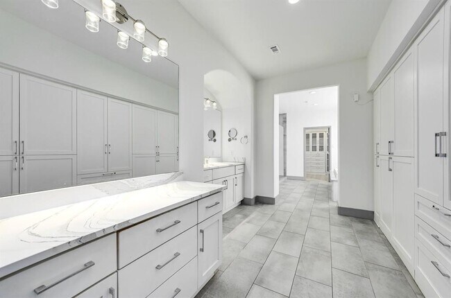 Building Photo - 10011 Brightling Ln