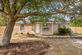 Building Photo - 1705 Oak Dr