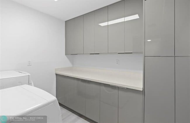 Building Photo - 6085 N Sabal Palm Blvd