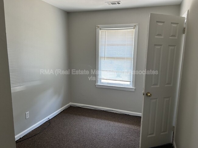 Building Photo - 413 Springview Dr