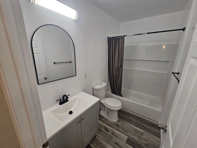 Building Photo - Utilities Paid!  1-Bed 1-bath Apartment in...