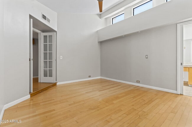 Building Photo - 806 E Becker Ln