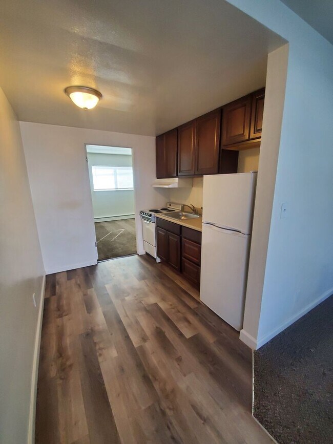 Building Photo - 1 Bedroom Apartment-August rent FREE!